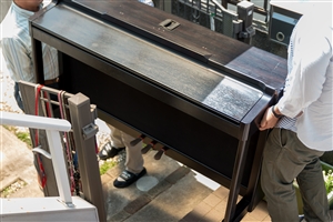 ピアノ運びだしをする業者